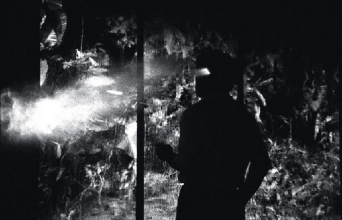 （《夜宵噤时》预告片截图）