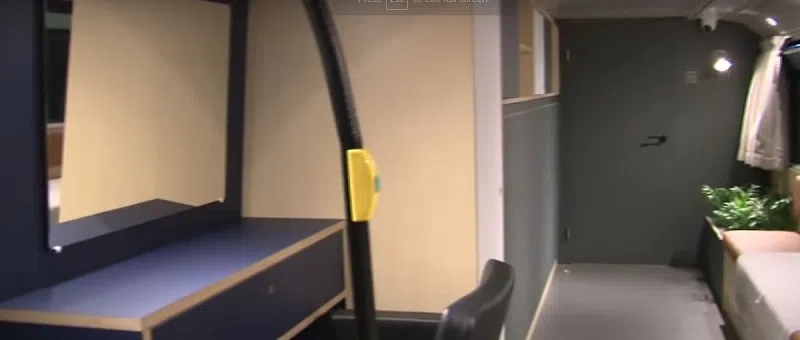 伦敦一家非盈利机构将退役巴士进行整修，为游民提供多方面服务。（网上视频截图）