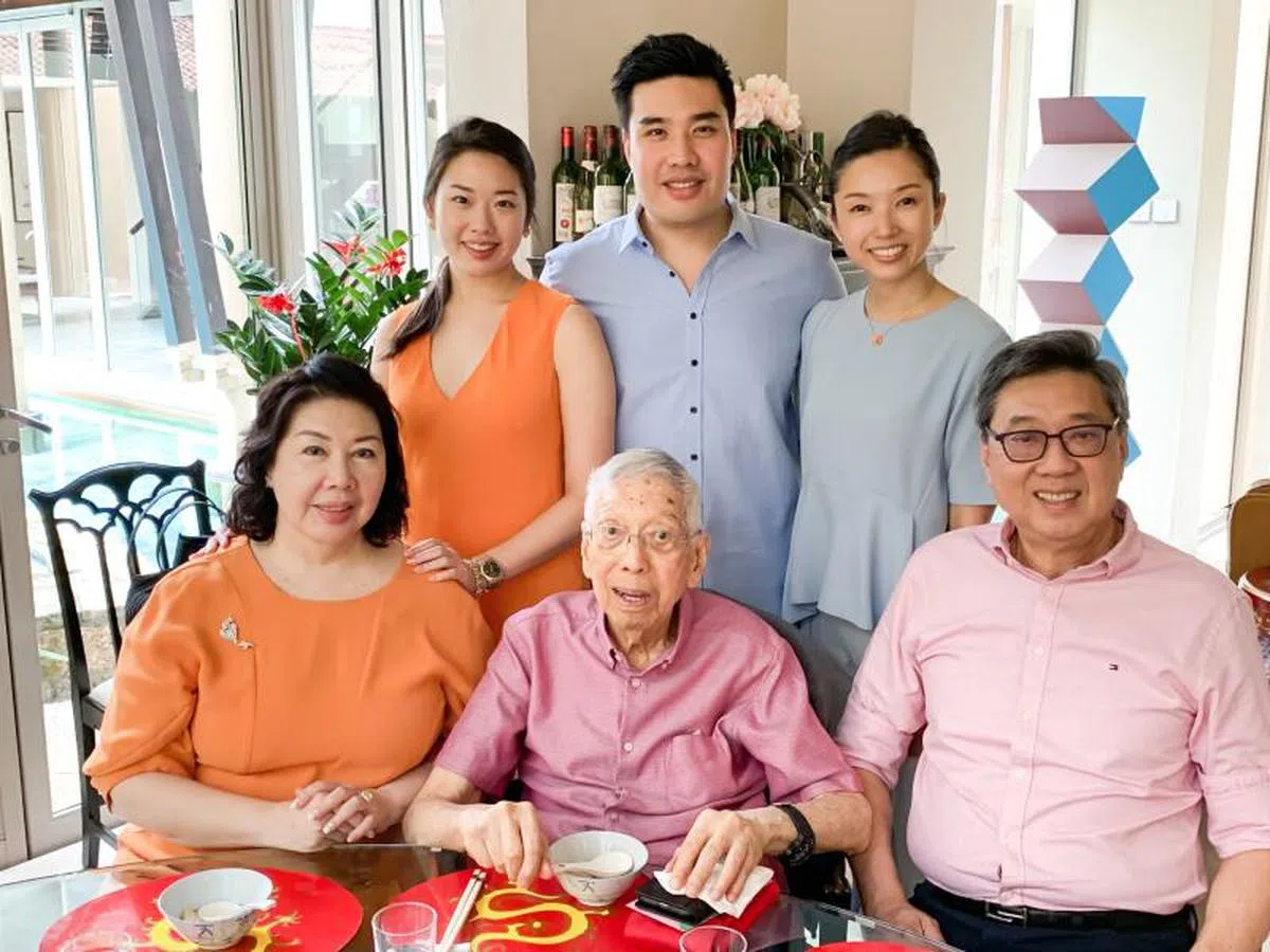 余苏宴（后排左起）和大哥余在启，大嫂高木佐枝、 母亲周颂华（前排左起），祖父余经文以及父亲余义明的合照。余苏宴在家中是父母唯一的女儿，兄长们宠爱的妹妹。（余苏宴提供《联合早报》） 