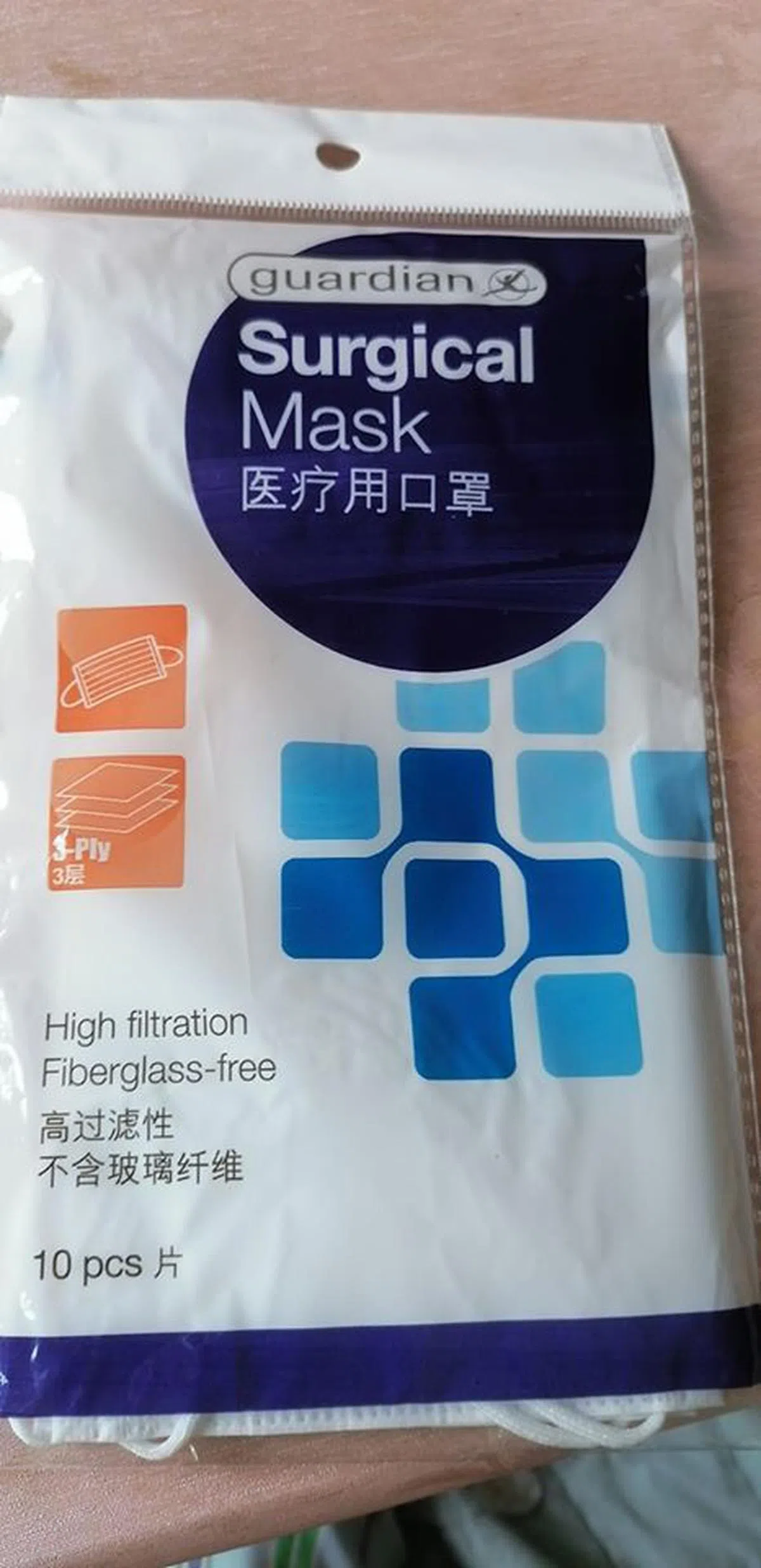  马来姑娘递上的一包口罩，不是一片。（作者提供） 