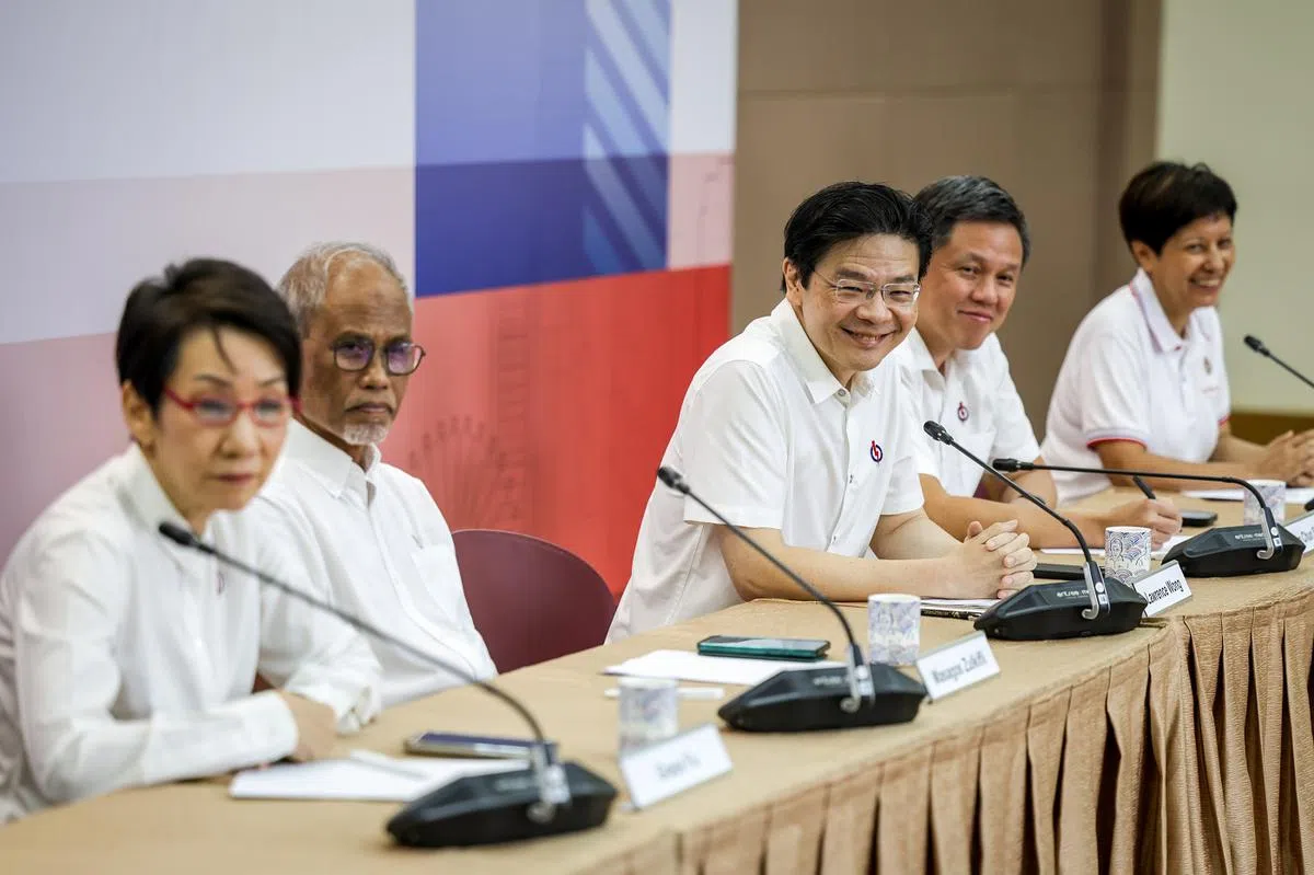 黄循财总理（中）在4月23日完成提名程序后，与四名行动党中委召开记者会。左起为永续发展与环境部长傅海燕、社会及家庭发展部长兼卫生部第二部长马善高、教育部长陈振声，以及总理公署部长兼财政部及国家发展部第二部长英兰妮。（联合早报）