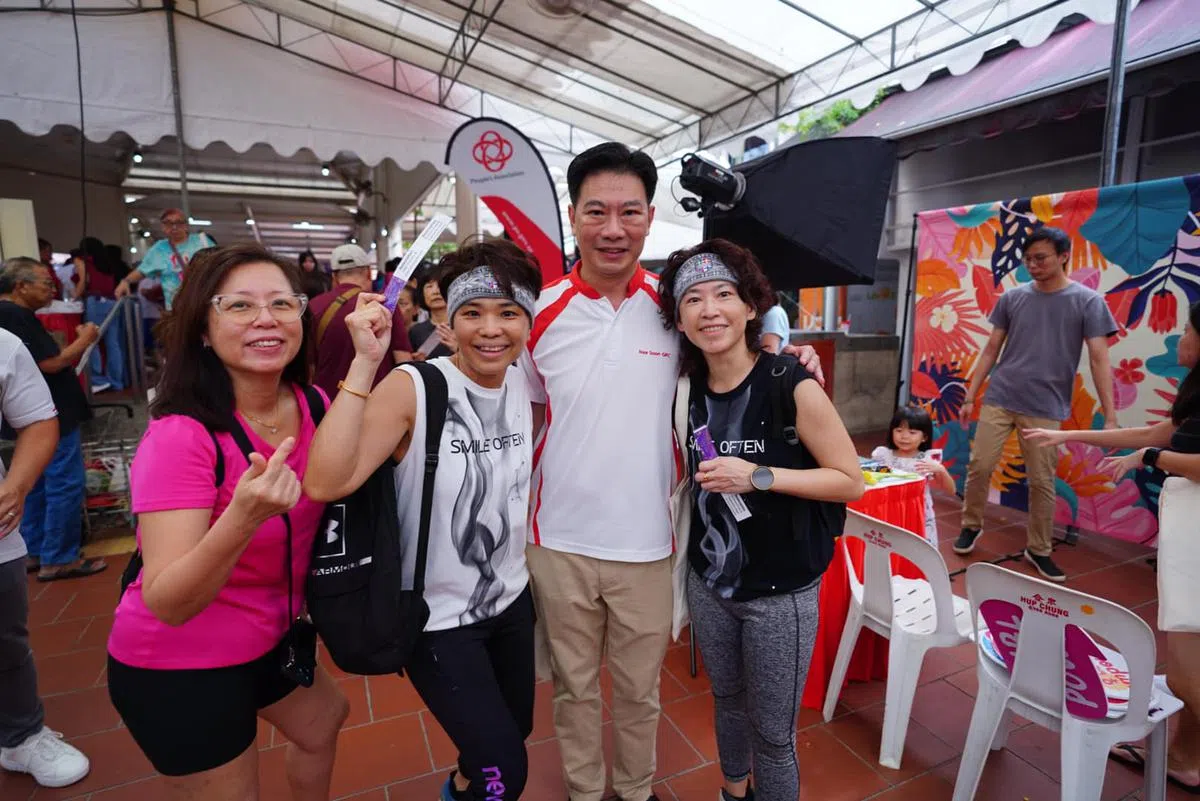 2025年三八妇女节的庆祝活动上，吴顺喜与现场妇女合照。（吴顺喜脸书）