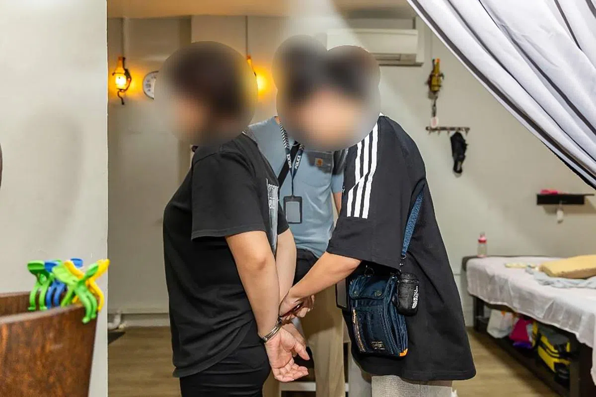 警方突击五家名为中医实为提供按摩服务的店铺。（新加坡警察部队提供）