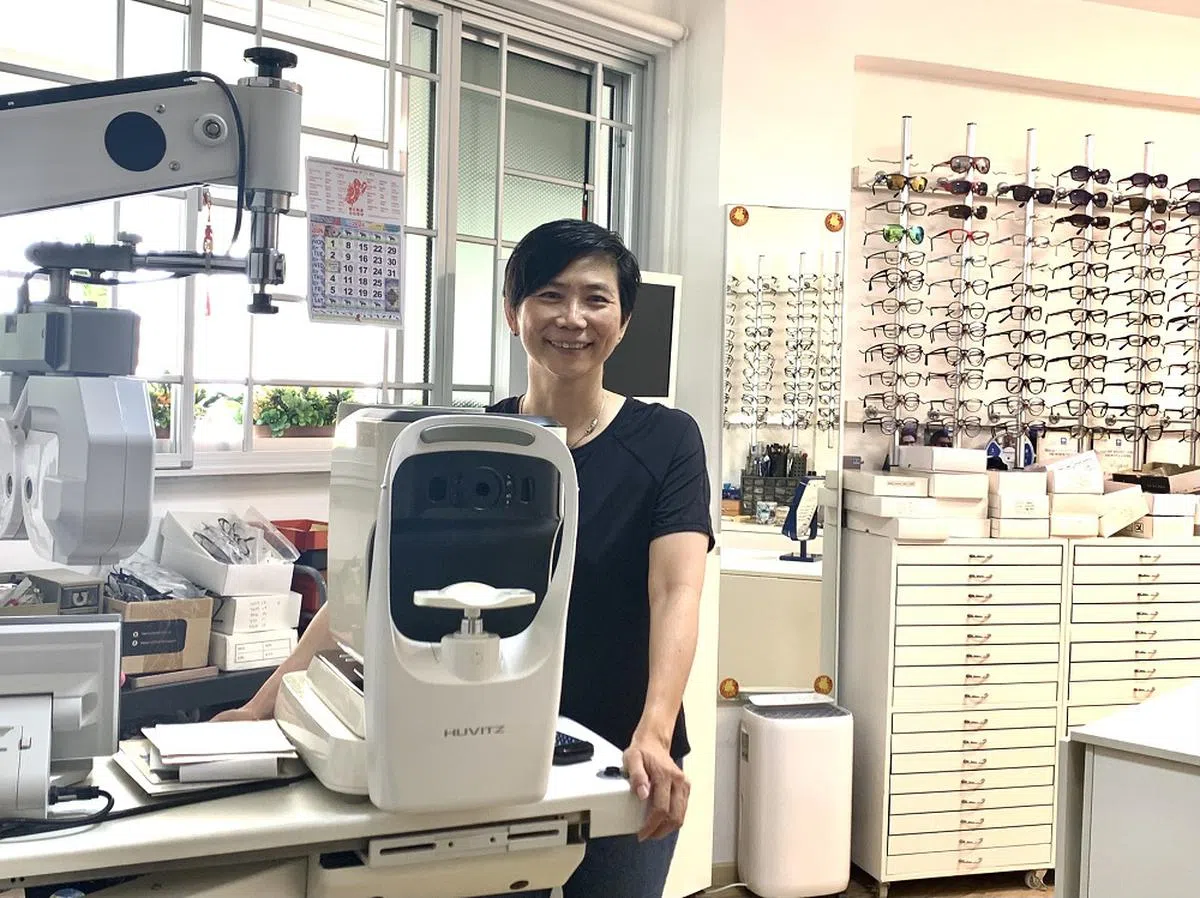 丽晶眼镜商的老板傅秋吉在蔡厝港德惠区营业27年，不舍老顾客，被原业主要求搬出店铺后在家做起生意。（联合早报）