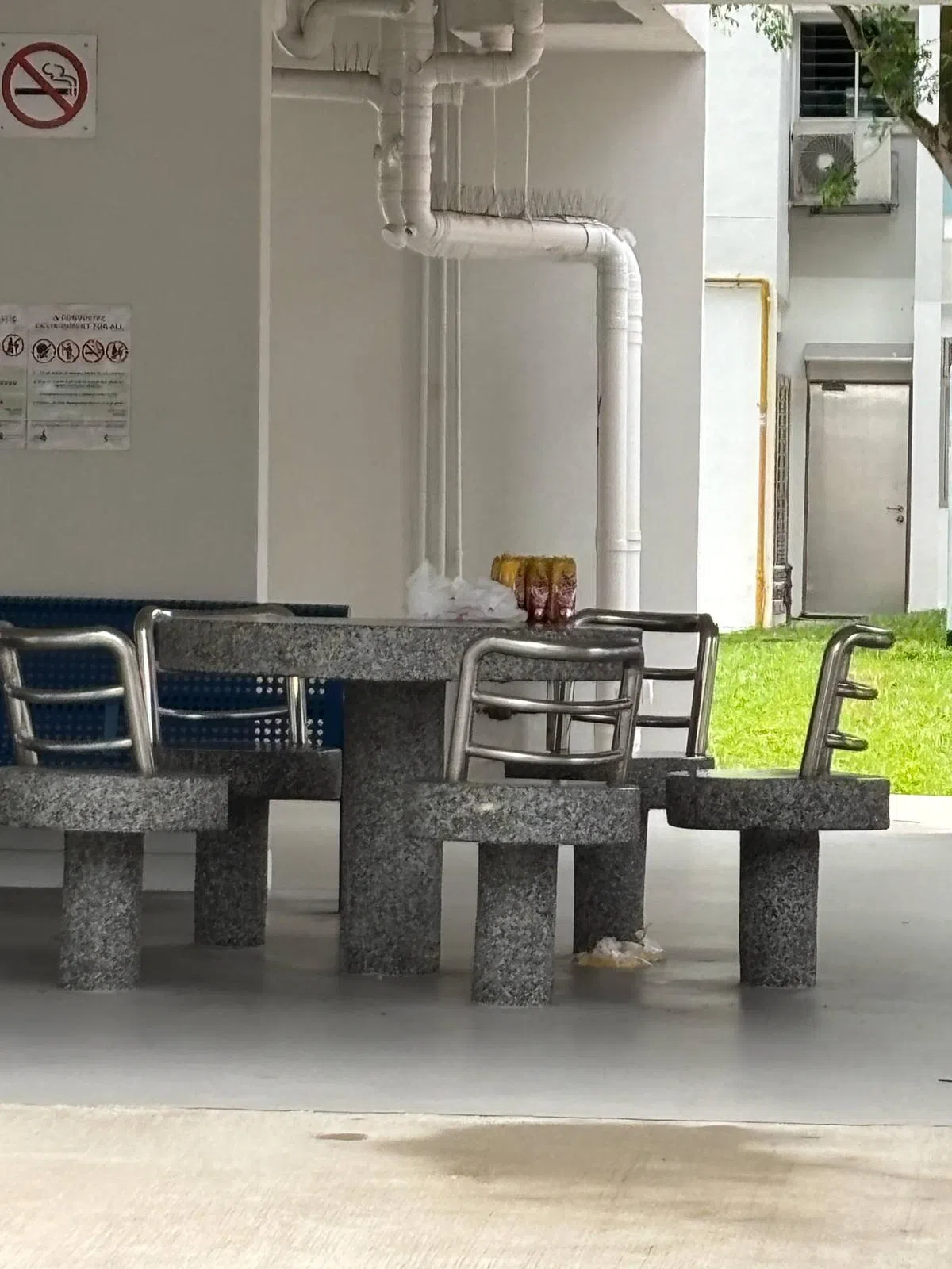 地上的三包黄色液体非常可疑。（作者提供）