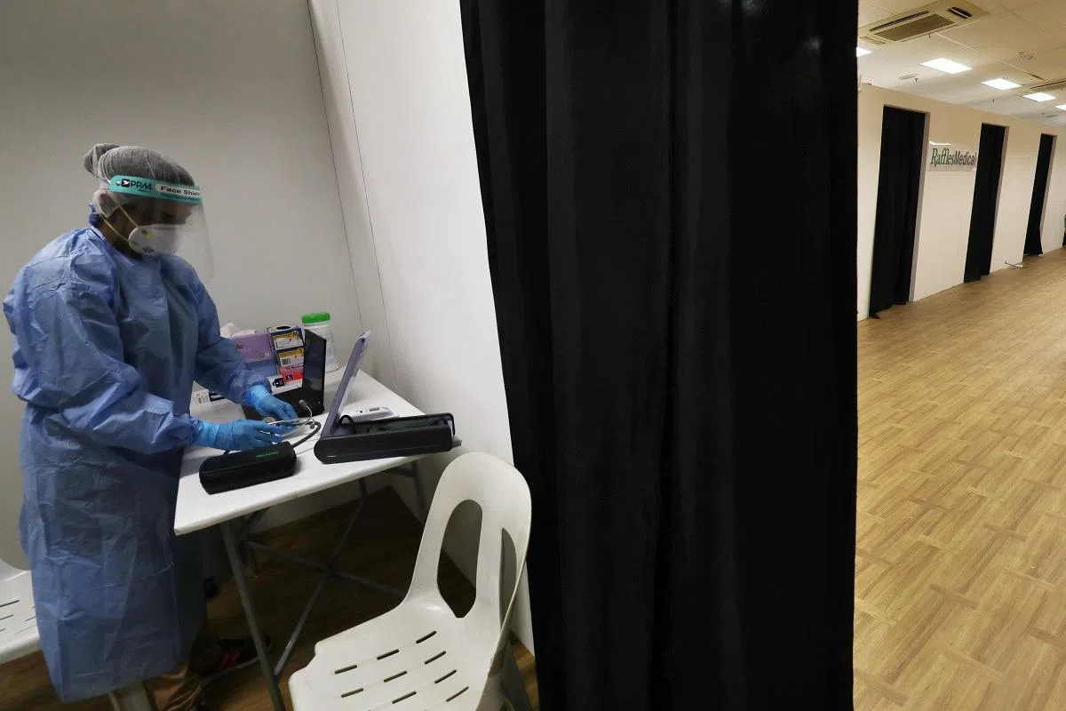  樟宜展览中心社区护理设施（Community Care Facility），主要是给症状轻微且病情恶化风险较低的冠病患者入住，截至5月11日，本地有8600名确诊感染冠病的客工被安排入住在社区护理设施内。（联合早报） 