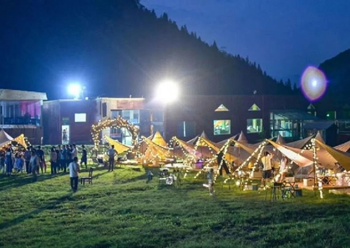 豪华露营在中国红火，当地又称为“野奢”或“精致露营”。（互联网）