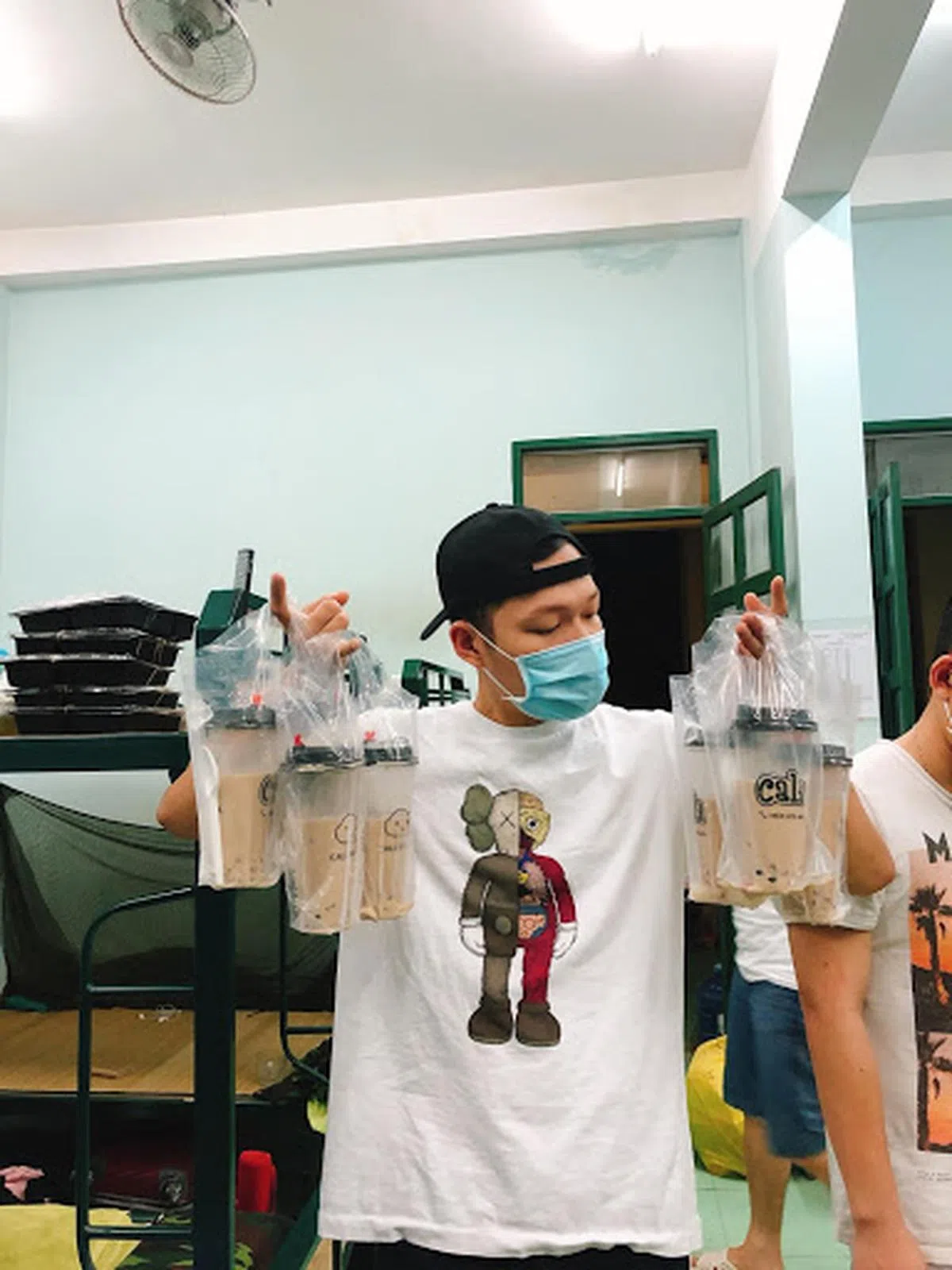  奶茶控还能在隔离期间喝到能为自己‘续命’的珍珠奶茶。（Vũ Việt Linh面簿） 