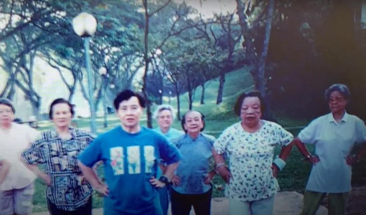 邬惠贞（右一）到公园打太极，保持健康。（受访者提供）