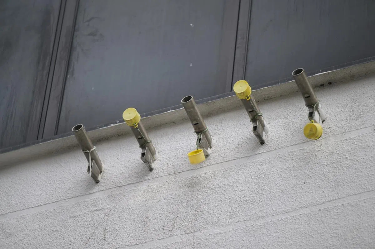 旧组屋的竹竿架容易积水。（海峡时报）