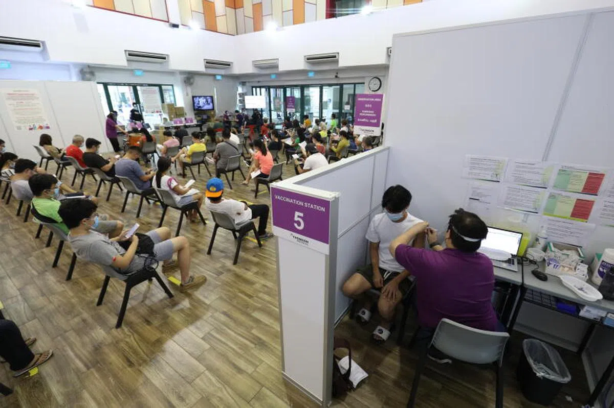 一名男学生在碧山民众俱乐部的接种中心注射了第一剂冠病疫苗。（联合早报）