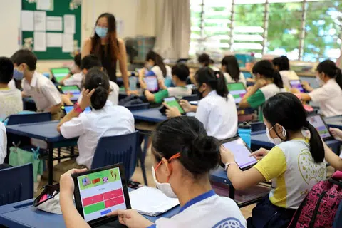 在印度最先发现、传播力更强的B1617冠病变种毒株，疑似对儿童影响较大。有专家指出，本地疫情现状，很可能比去年实施病毒阻断措施前还要危险。（联合早报）