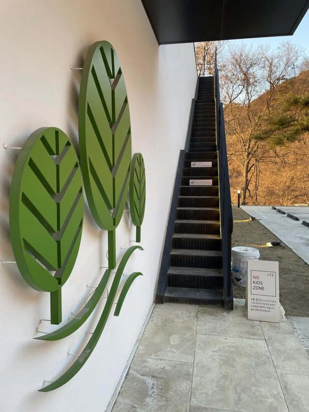 韩国公州市的一家咖啡店，出于安全理由，禁止孩童进入天台的区域。（海峡时报）