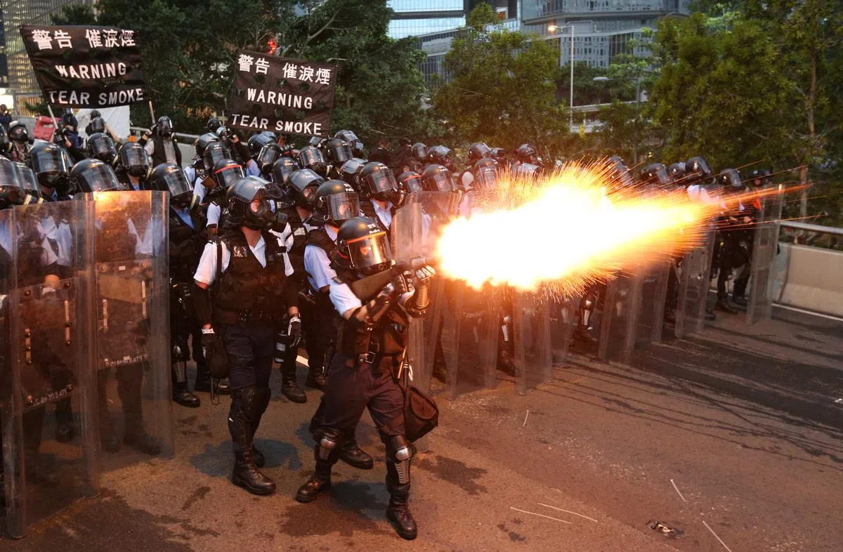  港警屡次被指控近距离向手无寸铁的示威者发射催泪弹。（路透社） 