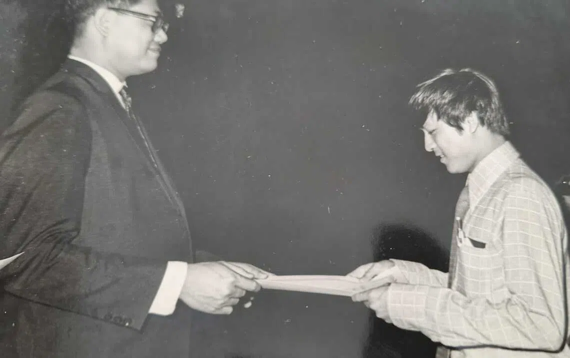 何盈代表报馆从时任内政部长蔡善进手中，接过一纸感谢状。