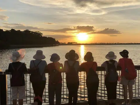 马宁一行人在兀兰Waterfront Park防波提边上看夕阳的合影。（联合早报）