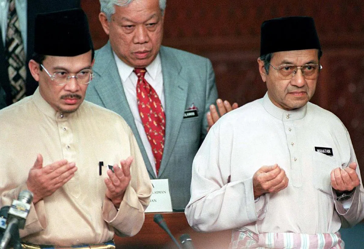  1998年的那场政争最终以时任副首相安华被罢黜落幕。（新海峡时报） 