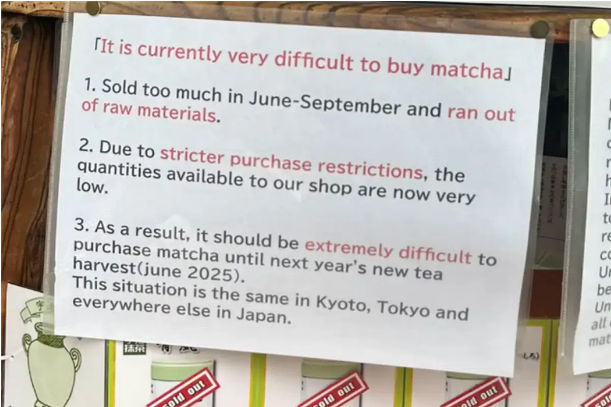 东京的抹茶店贴出公告表示，因为在6到9月卖出太多抹茶，店里所剩的存库不多，因而在2025年6月采摘前，顾客想买到抹茶是极其困难的。这个情况在京都或日本其他地方都一样。（取自Lemon8)