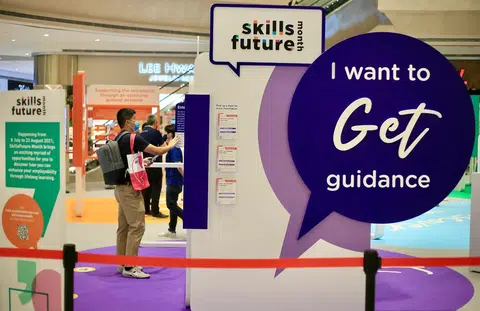 新加坡近年来通过“技能创前程”（SkillsFuture）计划协助国人再培训及提升技能，以因应市场趋势。（联合早报）