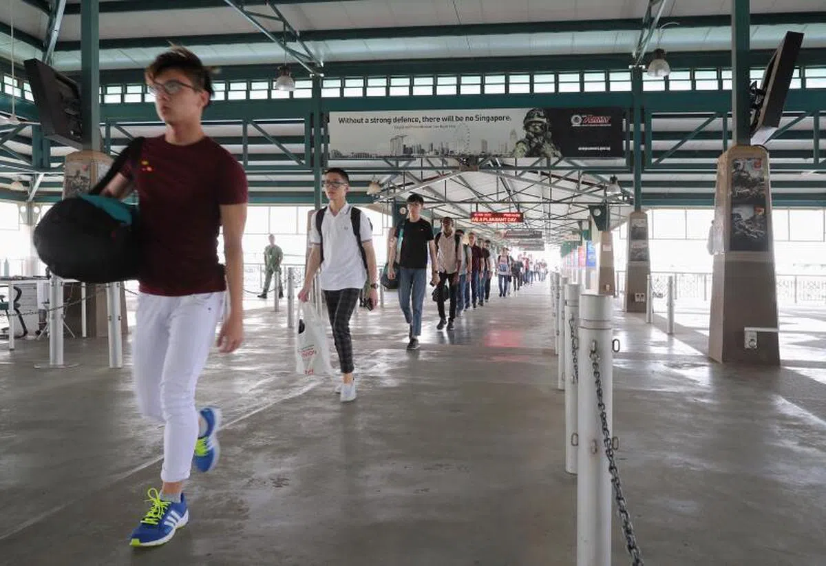 2020年4月1日，新兵在德光岛码头准备到基本军训中心报到。（海峡时报）