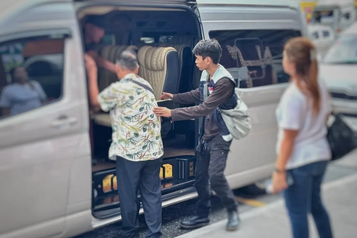 新加坡驻曼谷大使馆已从受洪水影响地区找到并运送了34名新加坡人到合艾国际机场。大使馆将继续部署车辆，支持正在进行的撤离工作。