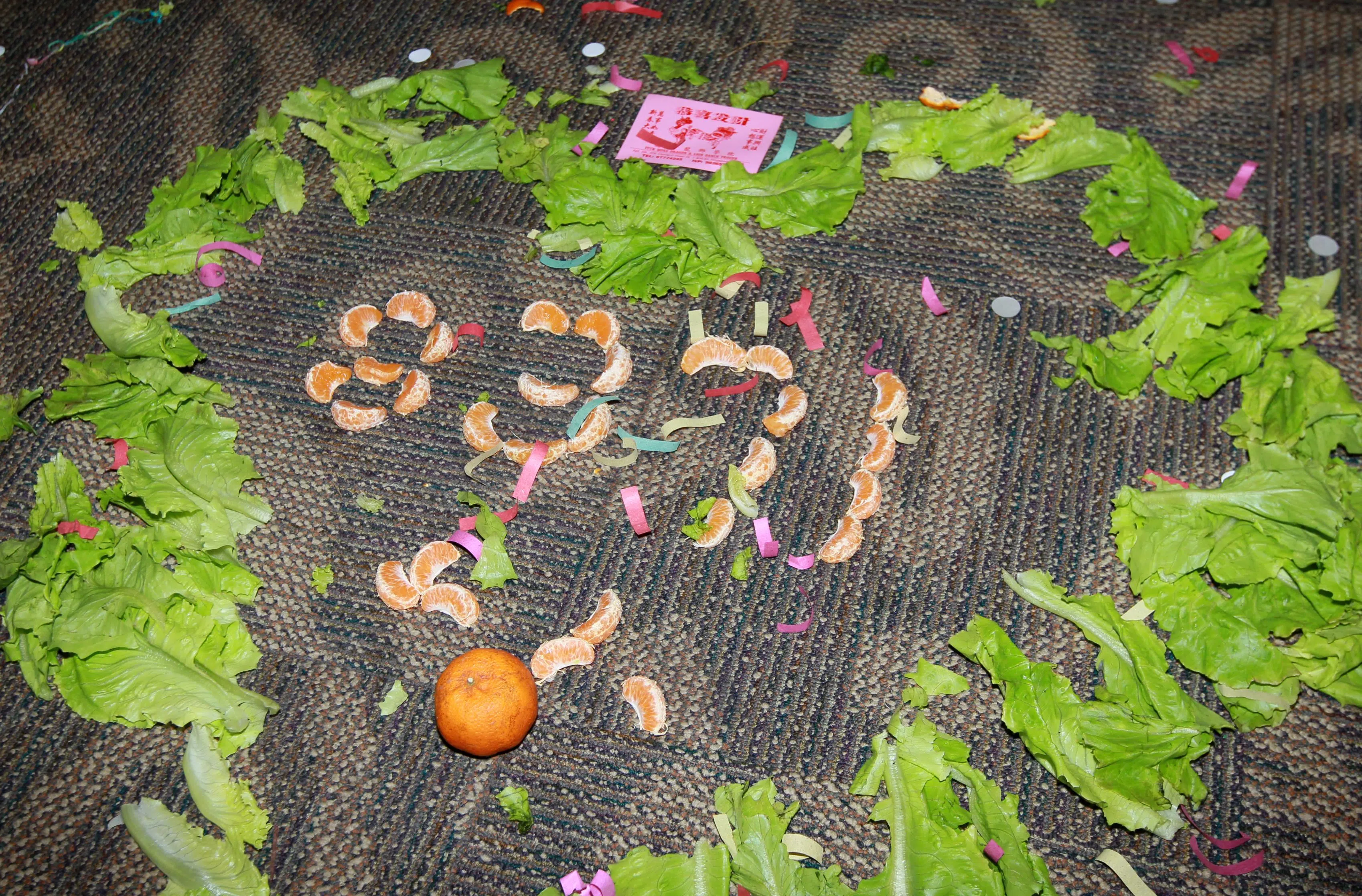 瑞狮在表演完采青后，通常会在地上排出一组四个号码的真字，让在场的人拿去买万字票。