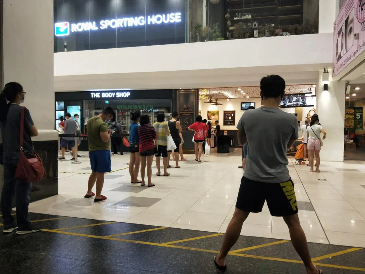  盛港勘宝坊商场内的KOI泡泡茶店外大排长龙。（慈母舰） 