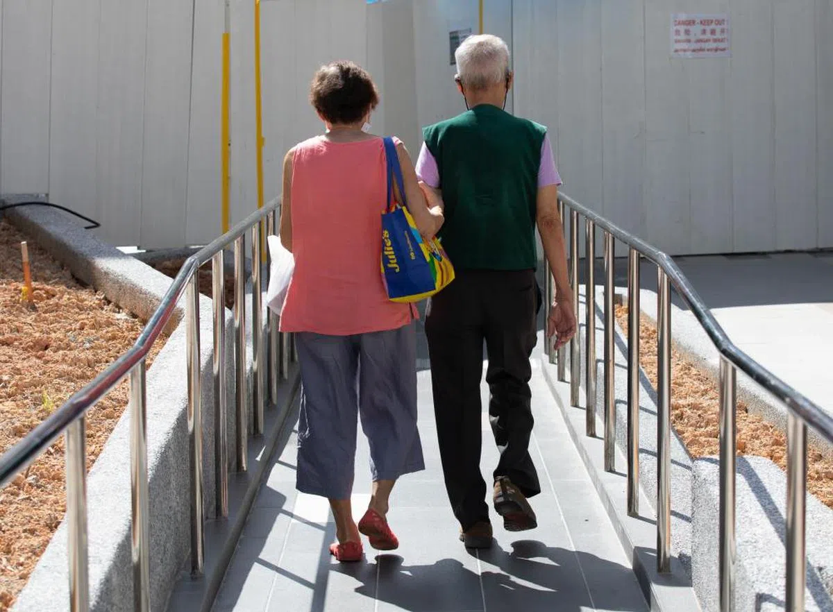 晚年的照护成本，是婴儿潮世代消费模式趋向保守的考量因素之一。（互联网）