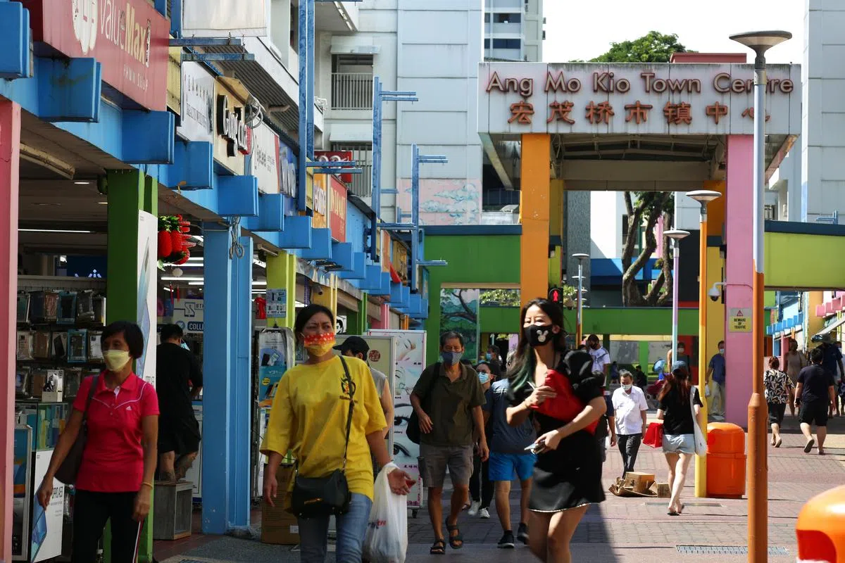  虽然阻断措施放宽，但是人们出门依然需要带着口罩。（联合早报） 