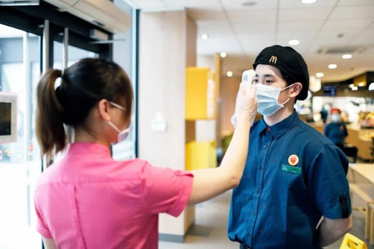  测量体温。（麦当劳中国官网） 