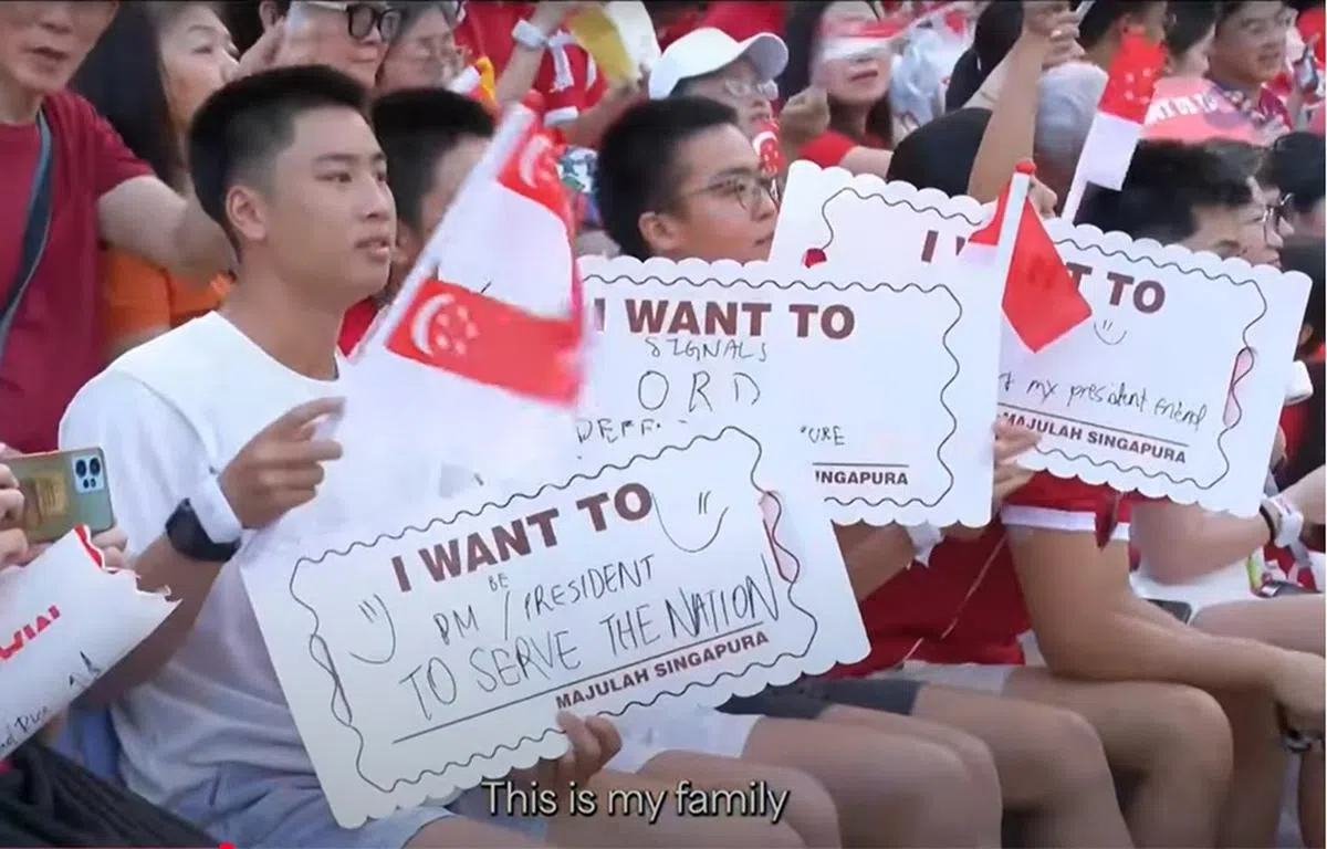 未来的政坛新星？这位男生（左一）想当总理或总统，原因是希望服务国家。（视频截图）