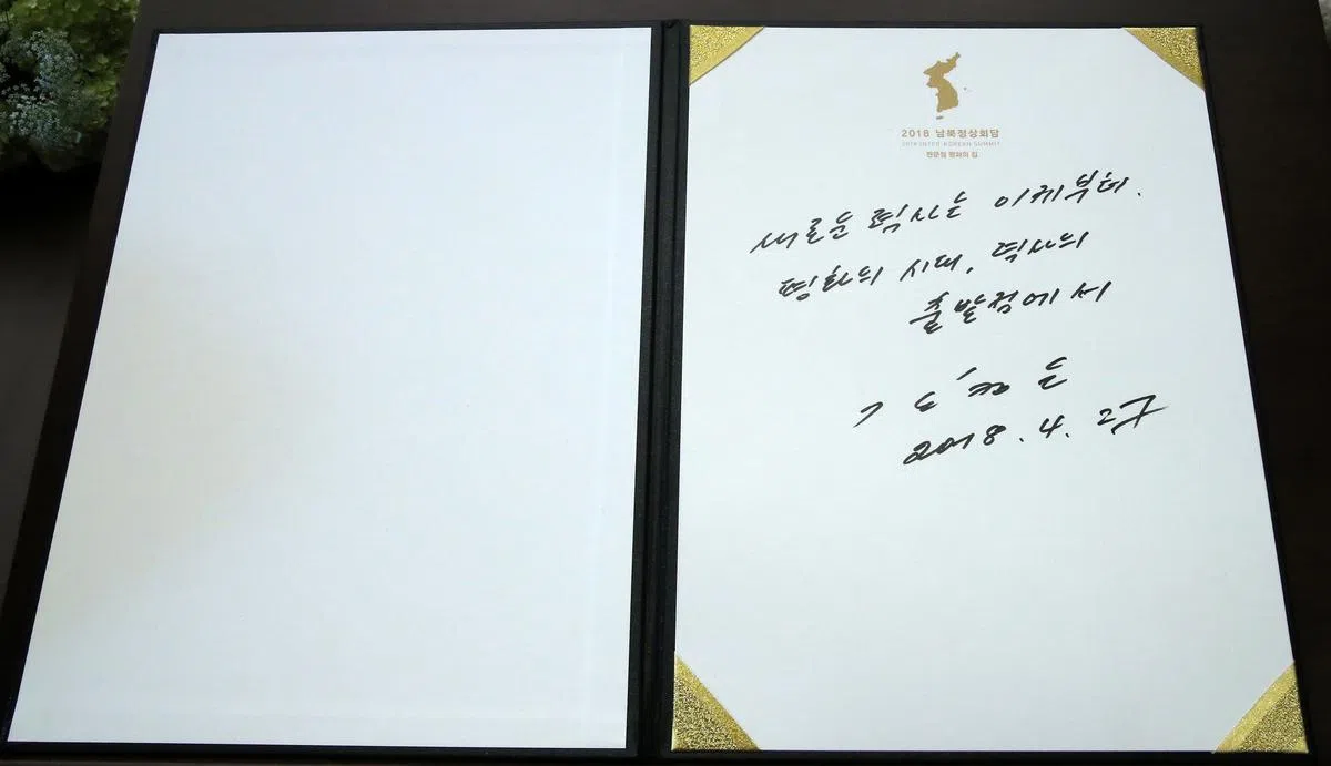  金正恩步入“和平之家”后，在纪念册上亲笔留言：“新的历史从现在开始，和平时代站在新的起点”。 