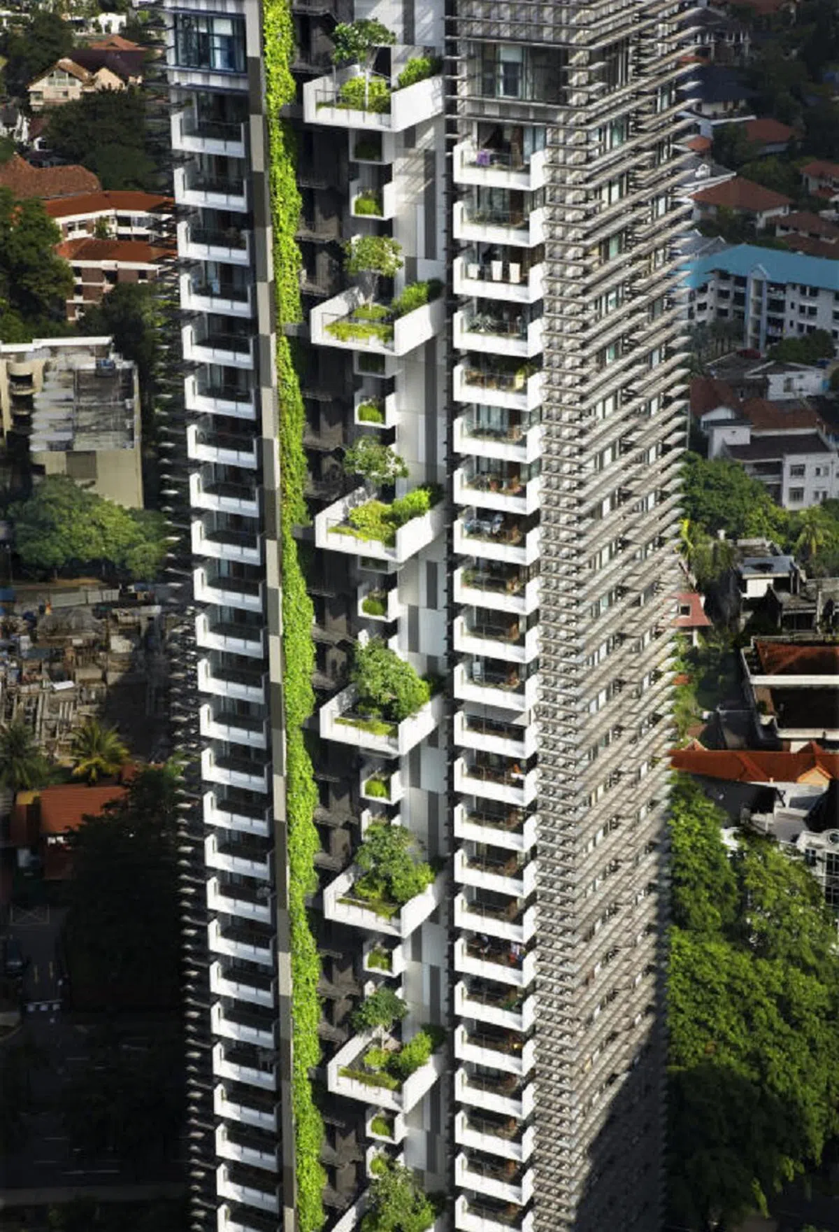  纽顿轩公寓是一座“绿色建筑”，它的停车场、游泳池旁都种植了花草树木，绿色面积比占地面积高出30％。(WOHA) 