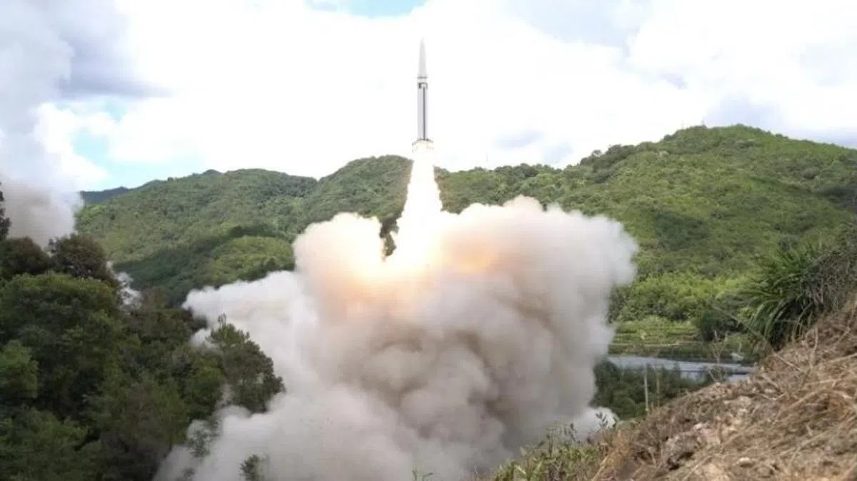 解放军曾在2022年举行围台军演，并发射数枚飞越台湾上空的飞弹。（互联网）