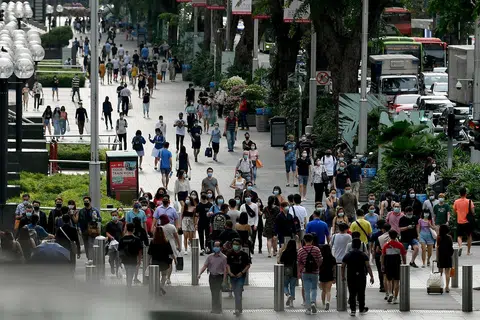 新加坡乌节路在病毒阻断期解封后，逐渐恢复人潮。（海峡时报）