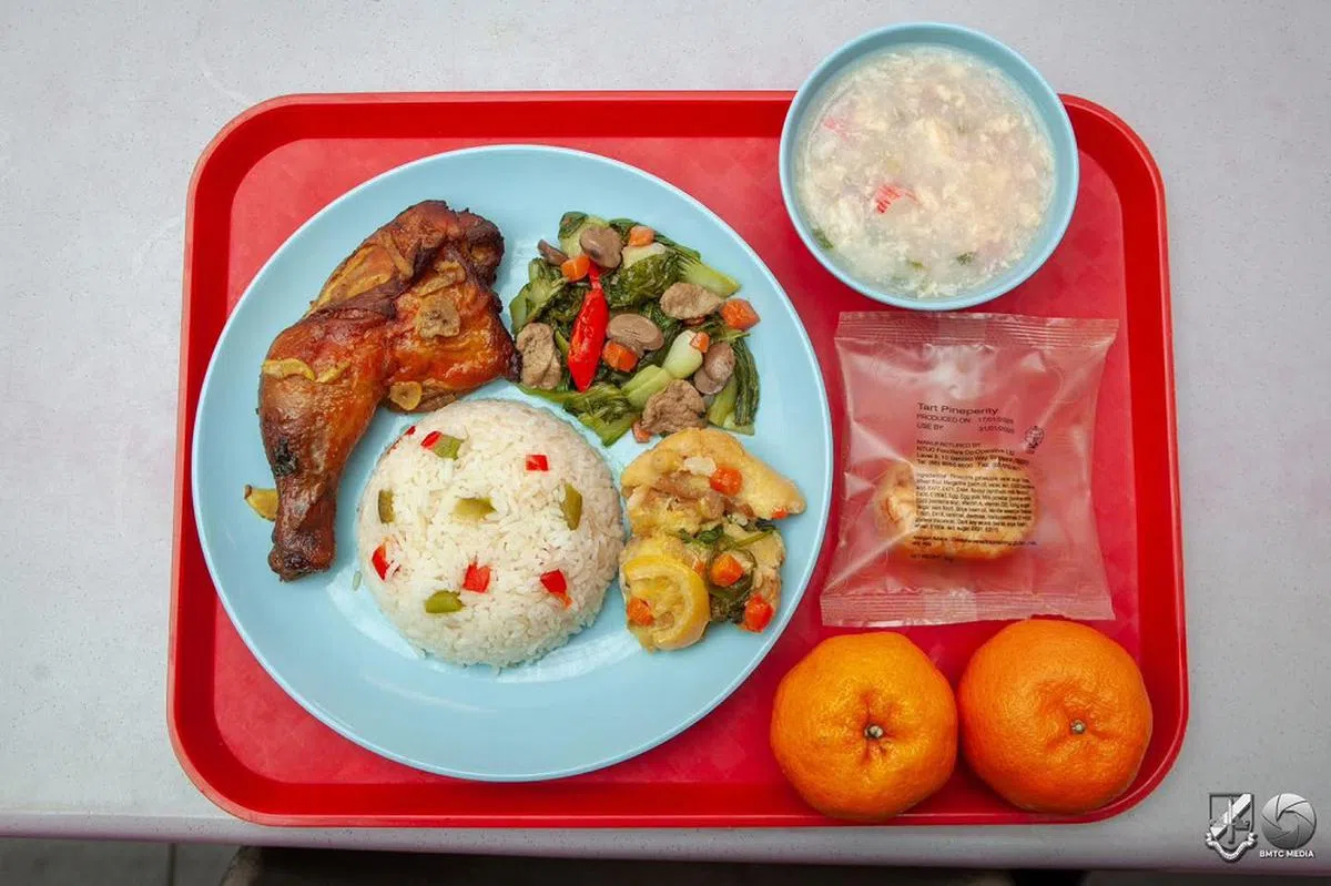 每逢佳节，基本军训食堂会为新兵准备应节菜式，以上是今年农历新年的佳节套餐。（取自基本军训中心脸书）