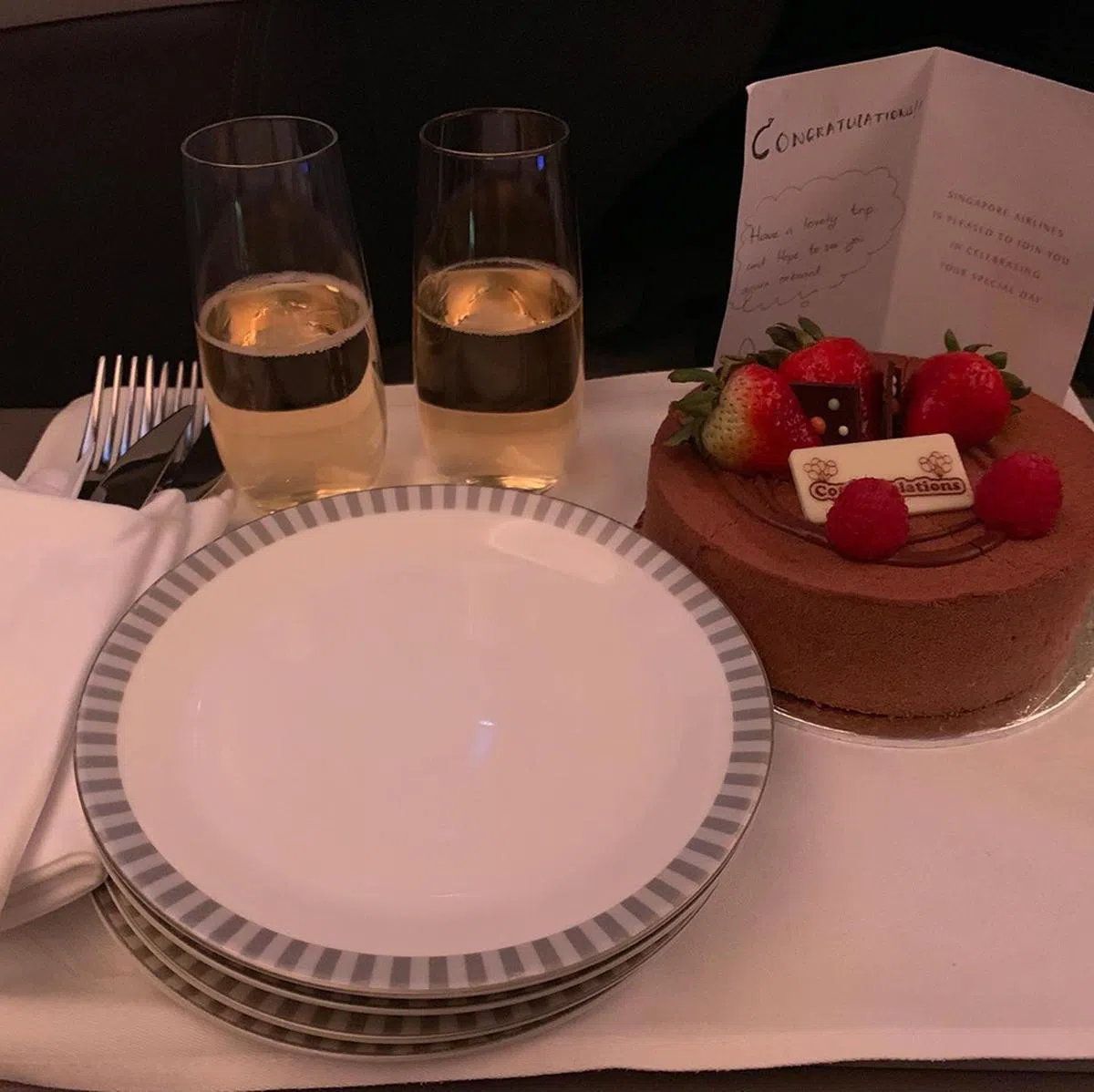  蛋糕上写着大大的“恭喜你”！（李桓武面簿） 