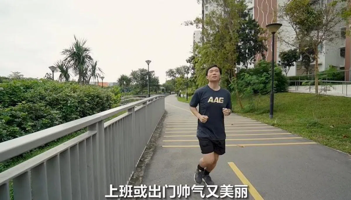  陈炜捷换上运动装推销组屋附近的公园。（视频截图） 