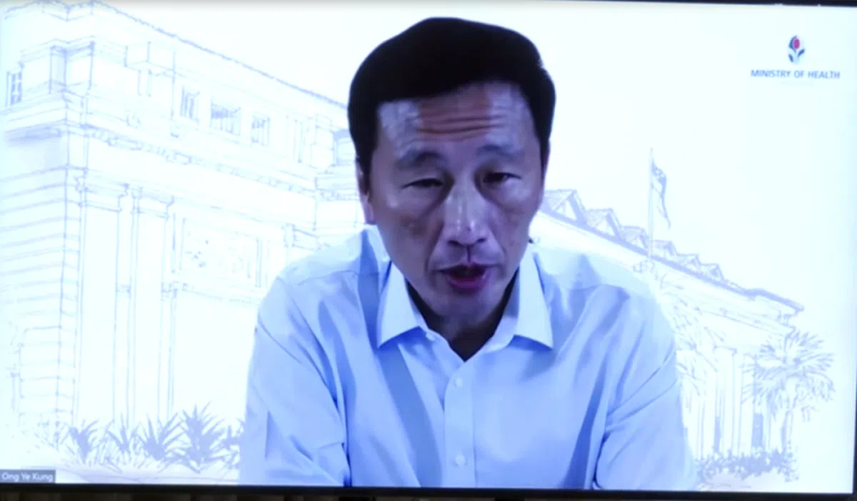 刚从意大利罗马出席二十国集团（G20）卫生部长会议回国的王乙康，今天下午通过视像出席抗疫跨部门工作小组会议，讲述本地疫情最新情况。（视频截图)