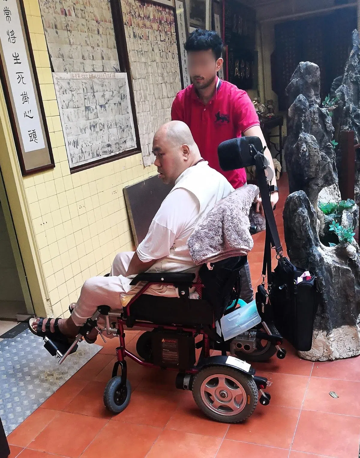  印度男看护（红衣者）被指帮传文法师“拉皮条”。（联合早报） 