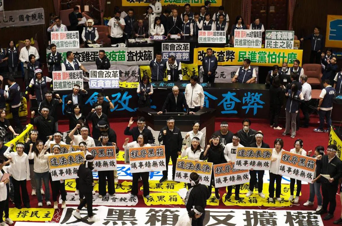 由于修法争议，民进党和国民党及民众党立委在立法院爆发激烈冲突。（法新社）