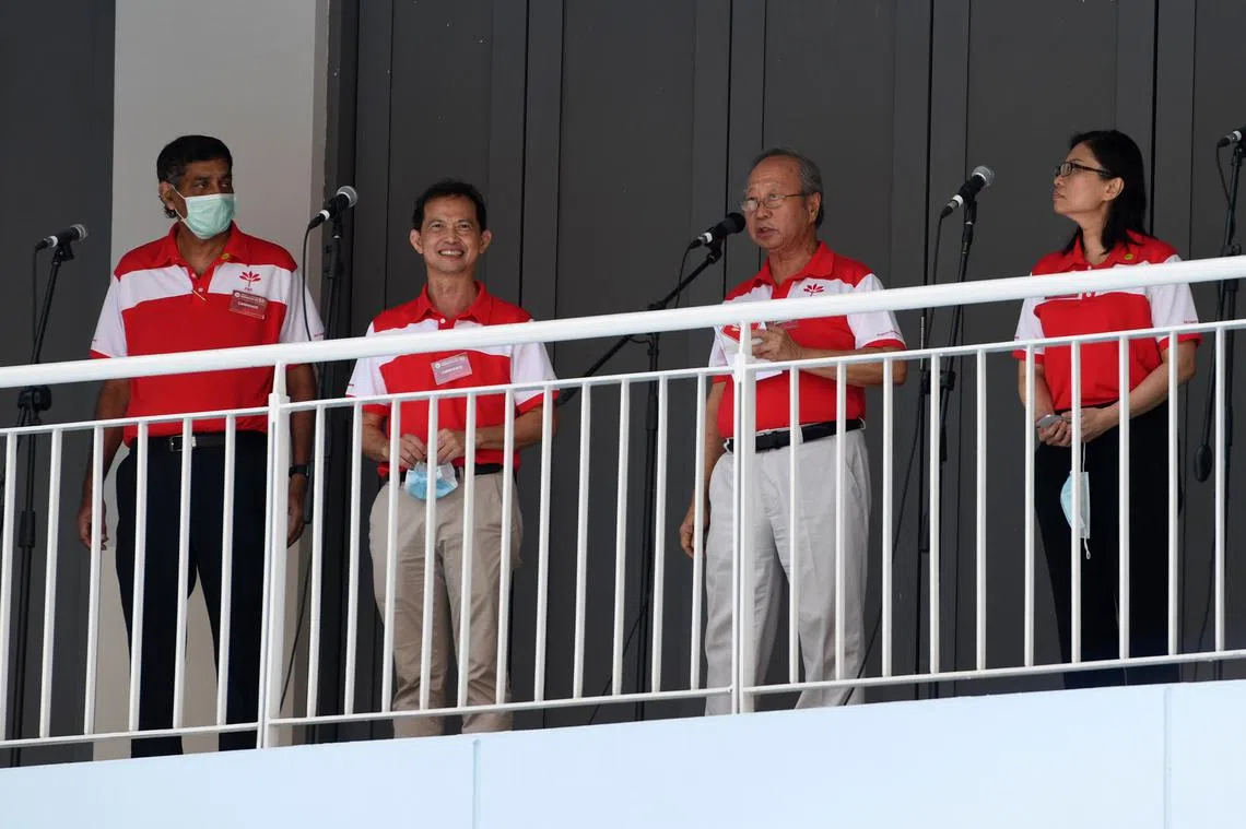 互联网近日流传两部用方言替前进党宣传政纲的视频。图为该党党魁陈清木（右二）在提名日当天发言。（法新社）