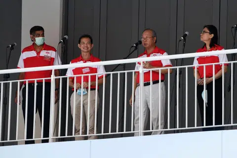 互联网近日流传两部用方言替前进党宣传政纲的视频。图为该党党魁陈清木（右二）在提名日当天发言。（法新社）