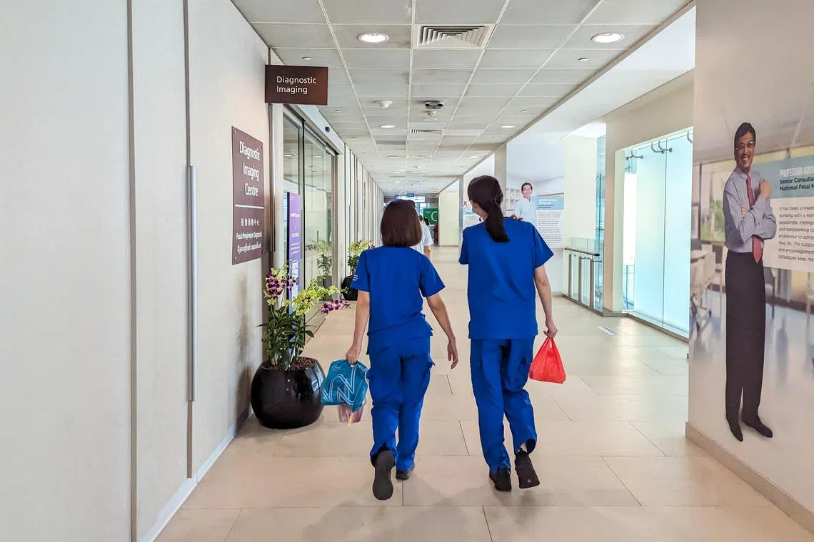 本地公共医疗机构近6万8600名医护人员当中，共有91%获得了“应对冠病坚韧奖章”。（联合早报示意图）