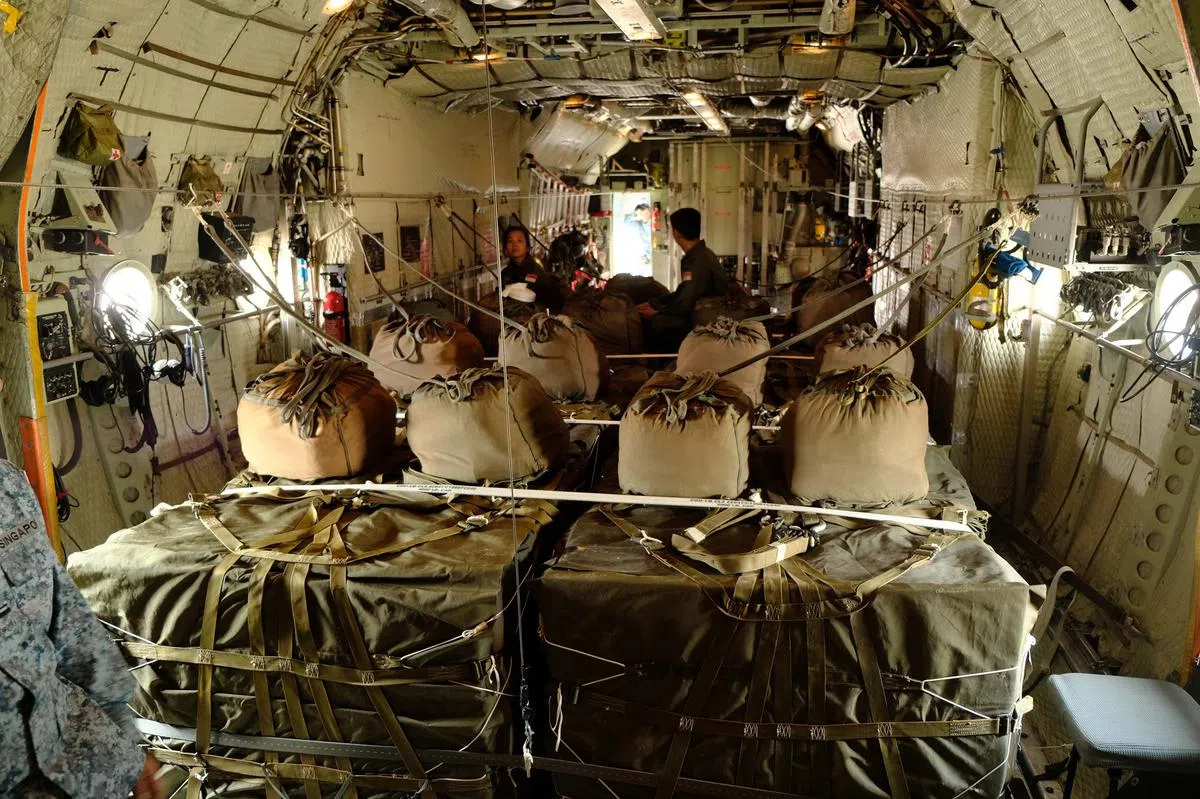 C-130机舱内装载完毕的物资。（新加坡陆军脸书）