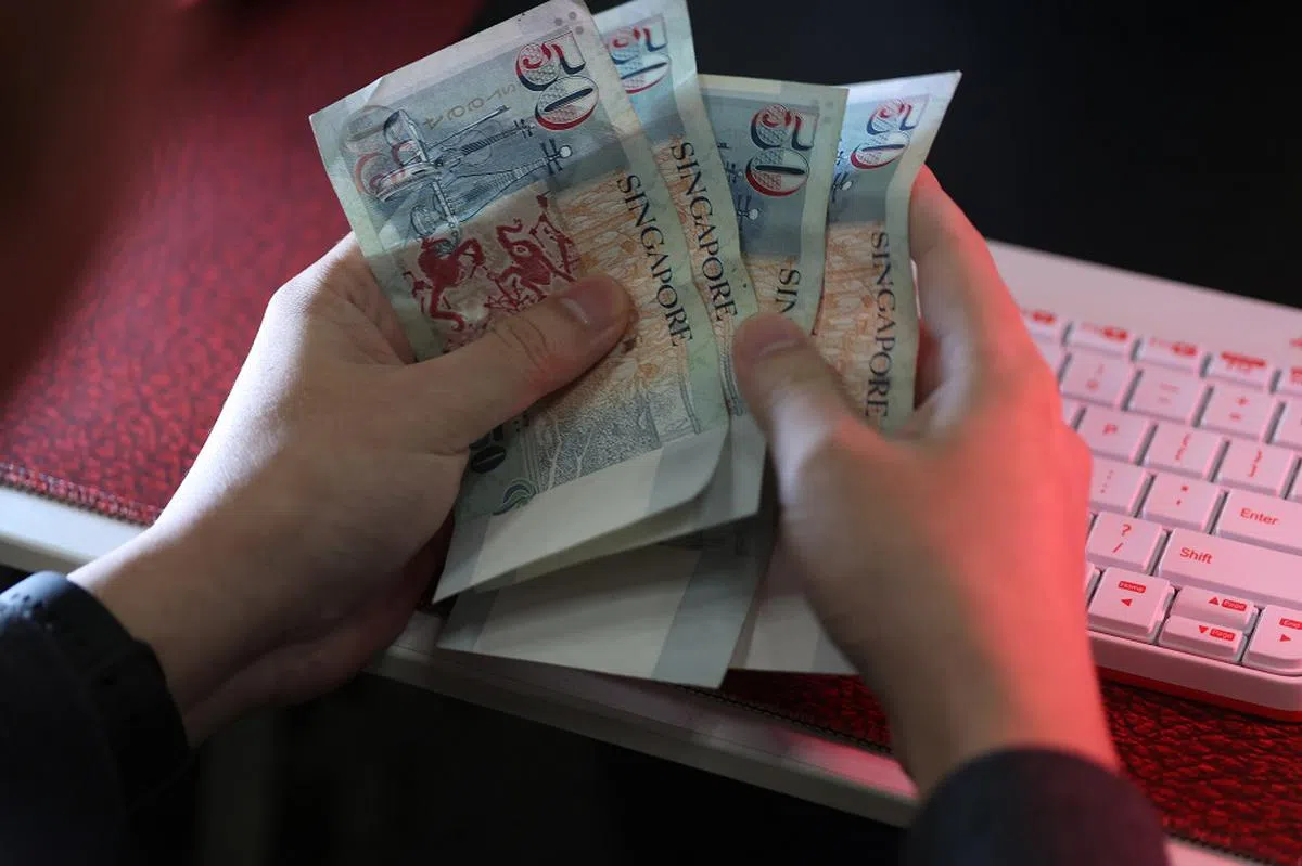 在个人账户收到意外之财，千万不能占为己有。（联合早报示意图）