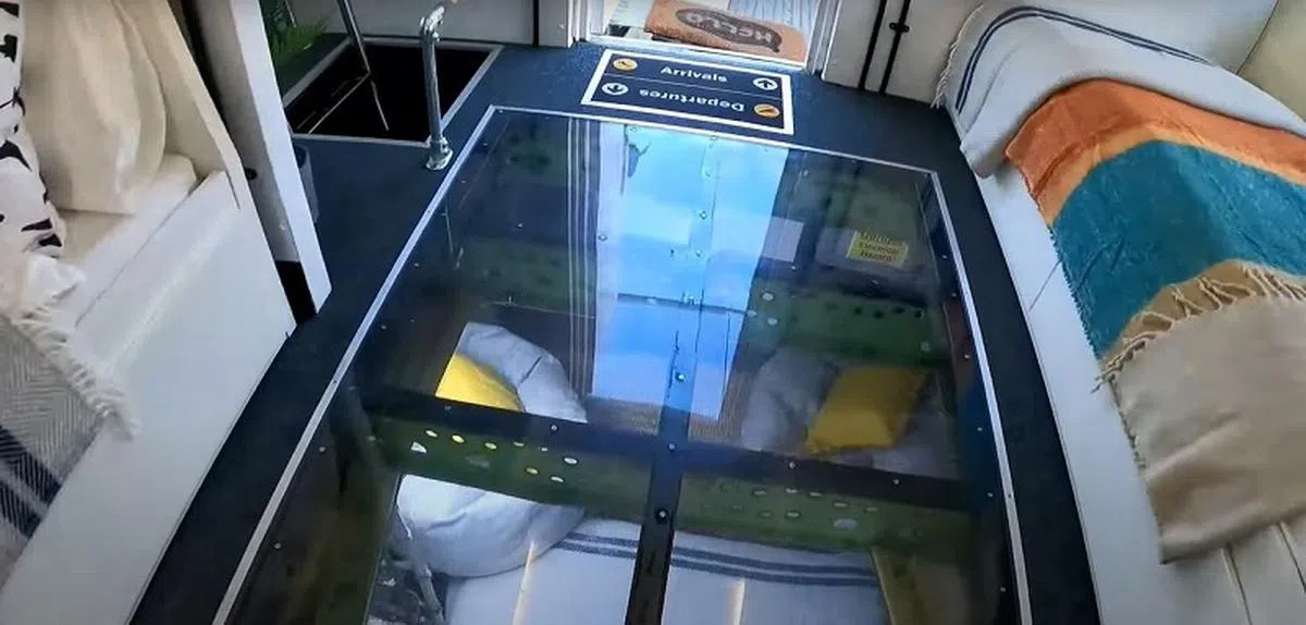 机身底层原本是货物存放区，经整修后成为舒适的小房间。（视频截图）