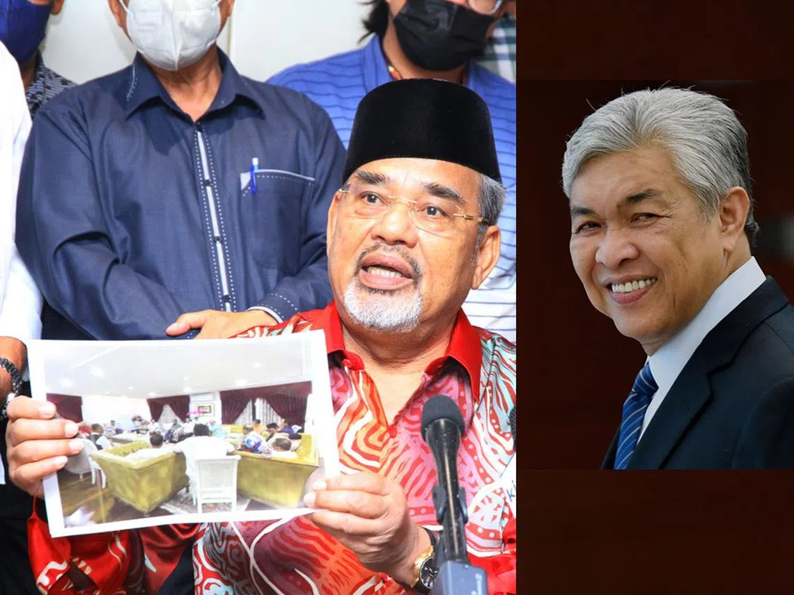 达祖丁出示照片爆料纳吉密谋逼宫阿末扎希（右图）。（星洲日报）