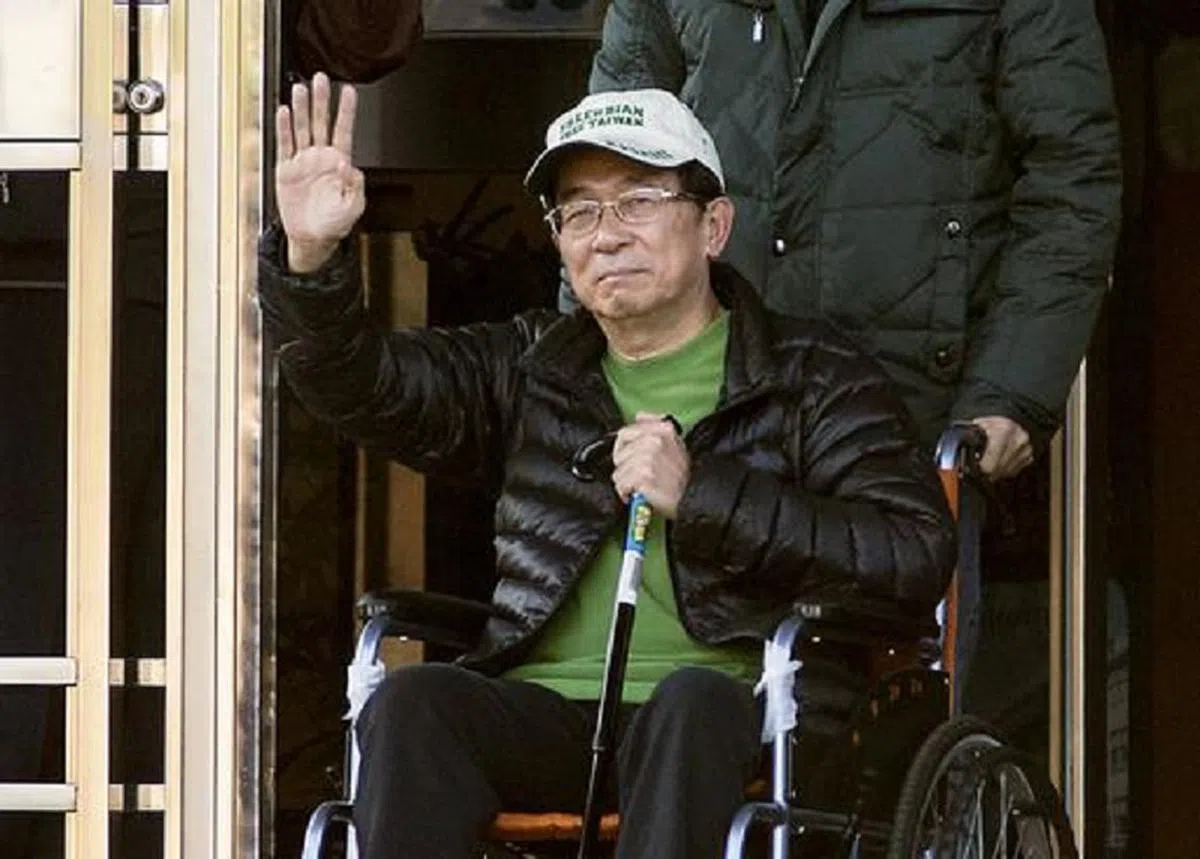  台湾前总统陈水扁2015年获准保外就医，离开监狱时向支持者挥手。（法新社） 