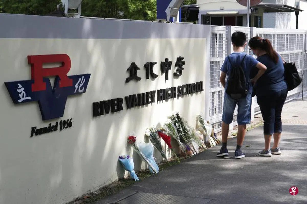  公众在立化中学校门口鲜花给逝世的13岁少年。（联合早报） 